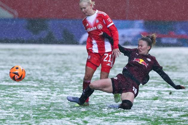 Pernille Harder 21 FC Bayern Muenchen Women and Annabel Schasching 16 RB Leipzig Women in action, FC Bayern Muenchen Women vs RB Leipzig Women, Football, Women, Google Pixel Bundesliga, Season 2025 2026, 15 Matchday, 25 01 2026 DFB regulations prohibit any use of photographs as image sequences and or quasi video Muenchen Bayern Germany Copyright: xkolbert-press MartinxAgüerax