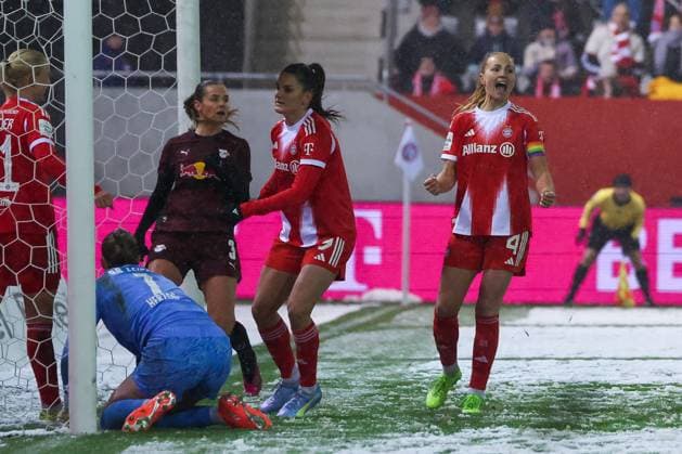 Jovana Damnjanovic 9 FC Bayern Muenchen Women and Glodis Perla Viggosdottir 4 FC Bayern Muenchen Women cheer about the 3 0, Emotion, Joy, FC Bayern Muenchen Women vs RB Leipzig Women, Football, Women, Google Pixel Bundesliga, Season 2025 2026, 15 Matchday, 25 01 2026 DFB regulations prohibit any use of photographs as image sequences and or quasi video Muenchen Bayern Germany Copyright: xkolbert-press MartinxAgüerax