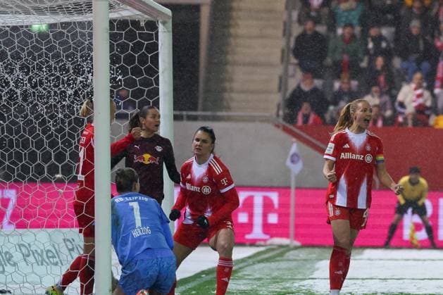 Jovana Damnjanovic 9 FC Bayern Muenchen Frauen and Glodis Perla Viggosdottir 4 FC Bayern Muenchen Frauen celebrate the 3-0, the snow falls off the net, FC Bayern Muenchen Frauen vs RB Leipzig Frauen, Football, Women, Google Pixel Bundesliga, Season 2025 2026, 15 Matchday, 25 01 2026 DFB regulations prohibit any use of photographs as image sequences and or quasi video Muenchen Bayern Germany Copyright: xkolbert-press MartinxAgüerax