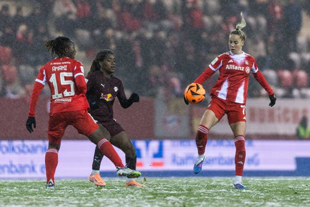 GOOGLE PIXEL Frauen Bundesliga FC Bayern München RB Leipzig 25 01 2026 duel Kakounan Bernadette Amani FC Bayern München, 15 , Delice Boboy RB Leipzig, 17 , Giulia Gwinn FC Bayern München, 7 GOOGLE PIXEL Frauen Bundesliga, FC Bayern München RB Leipzig, München, FC Bayern Campus am 25 01 2026 DFB REGULATIONS PROHIBIT ANY USE OF PHOTOGRAPHS AS IMAGE SEQUENCES AND OR QUASI VIDEO Copyright: xBEAUTIFULxSPORTS Wunderlx