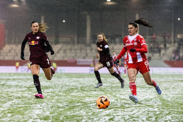 GOOGLE PIXEL Womens Bundesliga FC Bayern Munich RB Leipzig 25 01 2026 duel Andrea Norheim RB Leipzig, 3 , Jovana Damnjanovic FC Bayern Munich, 9 GOOGLE PIXEL Womens Bundesliga, FC Bayern Munich RB Leipzig, Munich, FC Bayern Campus on 25 01 2026 DFB REGULATIONS PROHIBIT ANY USE OF PHOTOGRAPHS AS IMAGE SEQUENCES AND OR QUASI VIDEO Copyright: xBEAUTIFULxSPORTS Wunderlx