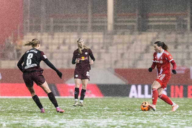GOOGLE PIXEL Frauen Bundesliga FC Bayern München RB Leipzig 25 01 2026 Vanessa Gilles FC Bayern München, 2 am Ball GOOGLE PIXEL Frauen Bundesliga, FC Bayern München RB Leipzig, München, FC Bayern Campus am 25 01 2026 DFB REGULATIONS PROHIBIT ANY USE OF PHOTOGRAPHS AS IMAGE SEQUENCES AND OR QUASI VIDEO Copyright: xBEAUTIFULxSPORTS Wunderlx
