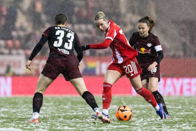 GOOGLE PIXEL Womens Bundesliga FC Bayern Munich RB Leipzig 25 01 2026 duel Sarah Dittrich RB Leipzig, 33 , Franziska Kett FC Bayern Munich, 20 , Annabel Schasching RB Leipzig, 16 GOOGLE PIXEL Womens Bundesliga, FC Bayern Munich RB Leipzig, Munich, FC Bayern Campus on 25 01 2026 DFB REGULATIONS PROHIBIT ANY USE OF PHOTOGRAPHS AS IMAGE SEQUENCES AND OR QUASI VIDEO Copyright: xBEAUTIFULxSPORTS Wunderlx
