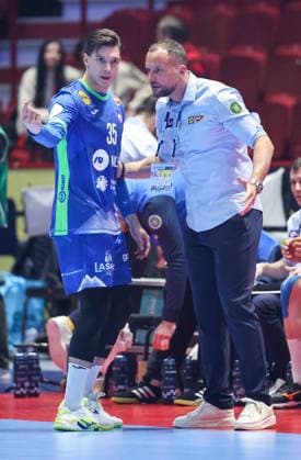 Slovenia v Hungary - MenÂ s EHF EURO 2026 MALMO, SWEDEN - JANUARY 25: Domen Makuc and coach Uros Zorman talking during the Men s EHF Euro 2026 match between Slovenia and Hungary at Malmo Arena on January 25, 2026 in Malmo, Sweden.  SanjinxStrukic PIXSELL