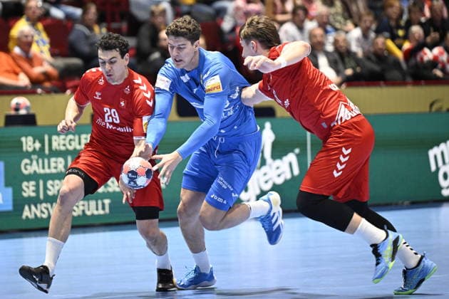 MALMÖ, SWEDEN 20260125 Croatia s Luka Lovre Klarica between Switzerland s Samuel Zehnder and Felix Aellen in action during the 2026 EHF European Men s Handball Championship the EHF Euro 2026 intermediate round match between Switzerland and Croatia at the Malmö Arena, in Malmö, Sweden, on January 25, 2026 MALMÖ SWEDEN x50090x  Copyright: xJohanxNilsson TTx EHF EURO 2026 SWITZERLAND-CROATIA
