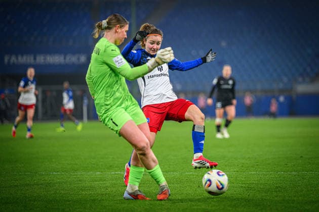 Soccer I Women I Season 2025 2026 I Bundesliga I 15 Matchday I Hamburger SV SGS Essen I 25 01 2026 Kim Sindermann 1, SGS Essen , Melanie Brunnthaler 11, Hamburger SV Hamburg Volksparkstadion Hamburg Germany Copyright: xLobecax xHenningxRohlfsx