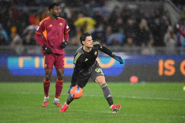 25th January 2026, Stadio Olimpico, Rome, Italy; Serie A Football; Roma versus AC Milan; Mile Svilar of AS Roma rolls the ball out  AllShotLive