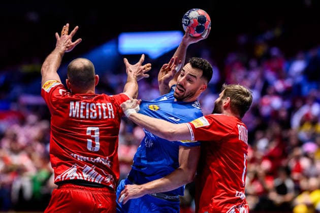 260125 Zvonimir Srna of Croatia and Lucas Julien Meister and Felix Aellen of Switzerland during the EHF European Handball Championship main round match between Switzerland and Croatia on January 25, 2026 in Malmö Photo Petter Arvidson BILDBYRAN kod PA PA1139 handball handball handball handballs em 2026 schweiz croatia ehf european handball championship switzerland kroatien bbeng grappa33  Copyright: PETTERxARVIDSON BB260125PA245