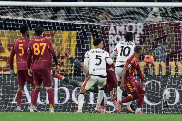 Serie A football match AS Roma and AC Milan Milan s Belgian defender Koni De Winter scores against As roma goal of 1-0 during the Serie A football match between AS Roma and AC Milan at Stadio Olimpico on January 25, 2026 in Rome _BPH4283 Copyright: xAntonioxBalascox