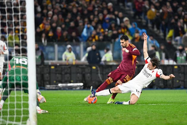 Foto IPP Cavaliere Emiliano. Roma 25 01 2026 Calcio Campionato Serie A 2025-2026. Roma - Milan. Nella foto: il tiro di Zeki Celik contrastato da Luka Modric. Italy Photo Press - World Copyright italy ITALY  Copyright: xR4924_italyphotopressx