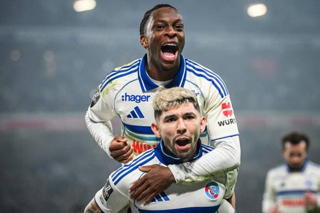 January 25, 2026, Lamorlaye, France, France: Martial GODO of Strasbourg celebrate his goal with Julio ENCISO of Strasbourg during the Ligue 1 match between Lille OSC (LOSC) and Racing Club de Strasbourg at Pierre Mauroy Stadium on January 25, 2026 in Villeneuve-d Ascq near Lille, France. Lamorlaye France - ZUMAm308 20260125_zsp_m308_011 Copyright: xMatthieuxMirvillex