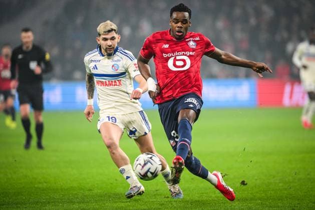 January 25, 2026, Lamorlaye, France, France: Julio ENCISO of Strasbourg and Nathan NGOY of Lille during the Ligue 1 match between Lille OSC (LOSC) and Racing Club de Strasbourg at Pierre Mauroy Stadium on January 25, 2026 in Villeneuve-d Ascq near Lille, France. Lamorlaye France - ZUMAm308 20260125_zsp_m308_015 Copyright: xMatthieuxMirvillex
