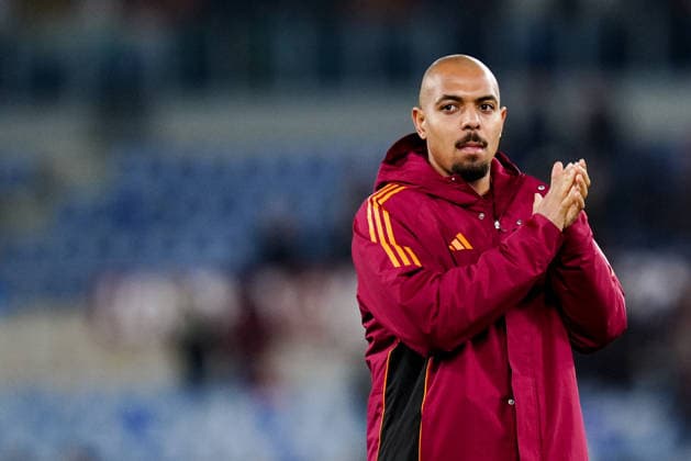 AS Roma v AC Milan - Serie A Enilive Donyell Malen of AS Roma greets the fans at the end of the Serie A Enilive match between AS Roma and AC Milan at Stadio Olimpico on January 25, 2026 in Rome, Italy. Rome Stadio Olimpico Lazio Italy Copyright: xGiuseppexMaffiax 260125_SERIEA_Roma-Milan_GM_02445