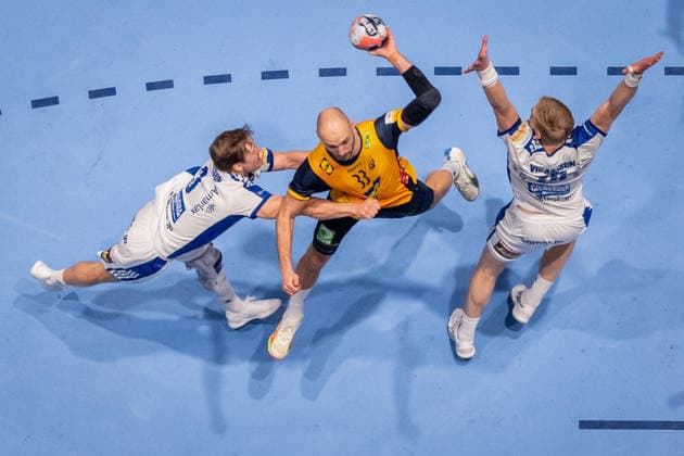 260125 Lukas Sandell of Sweden against Janus Dadi Smarason and Ellidi Vidarsson of Iceland during the EHF European Handball Championship main round match between Iceland and Sweden on January 25, 2026 in Malmö Photo Petter Arvidson BILDBYRAN kod PA PA1138 handball handball handball handballs em 2026 island iceland sverige sweden ehf european handball championship bbeng  Copyright: PETTERxARVIDSON BB260125PA275
