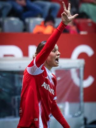 Klara Buehl 17 FC Bayern Muenchen Women gestures, talks to her teammates, FC Bayern Muenchen Women vs RB Leipzig Women, Football, Women, Google Pixel Bundesliga, Season 2025 2026, 15 Matchday, 25 01 2026 DFB regulations prohibit any use of photographs as image sequences and or quasi video Muenchen Bayern Germany Copyright: xkolbert-press MartinxAgüerax
