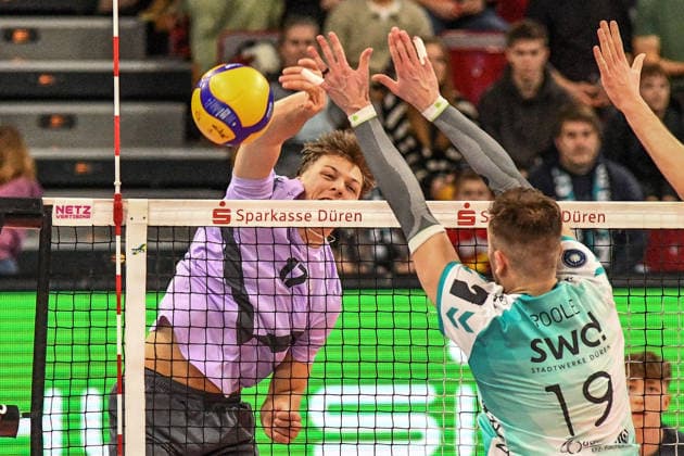 v li Julian Lenz VCO Berlin, 17 , Ryan Poole Powervolleys Düren, 19 at the net in duel, duel, tackle, dynamic, action, action,, 25 01 2026, Düren Germany , Volleyball, 1 Bundesliga Men, SWD Powervolleys Düren VCO Berlin xmhx