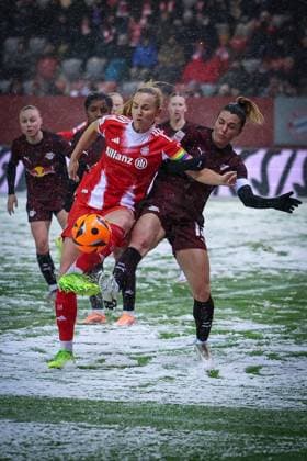 The two match leaders Glodis Perla Viggosdottir 4 FC Bayern Muenchen Frauen and Sandra Starke 13 RB Leipzig Frauen in a duel, Action, FC Bayern Muenchen Frauen vs RB Leipzig Frauen, Football, Women, Google Pixel Bundesliga, Season 2025 2026, 15 Matchday, 25 01 2026 DFB regulations prohibit any use of photographs as image sequences and or quasi video Muenchen Bayern Germany Copyright: xkolbert-press MartinxAgüerax
