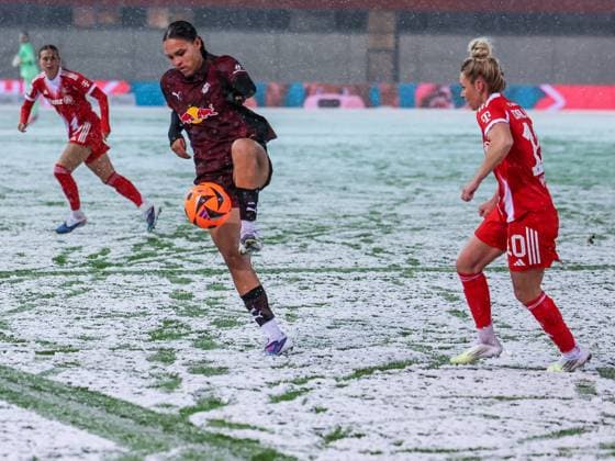 Lisa Baum 11 RB Leipzig Women in action, with Linda Dallmann 10 FC Bayern Muenchen Women , FC Bayern Muenchen Women vs RB Leipzig Women, Football, Women, Google Pixel Bundesliga, Season 2025 2026, 15 Matchday, 25 01 2026 DFB regulations prohibit any use of photographs as image sequences and or quasi video Muenchen Bayern Germany Copyright: xkolbert-press MartinxAgüerax