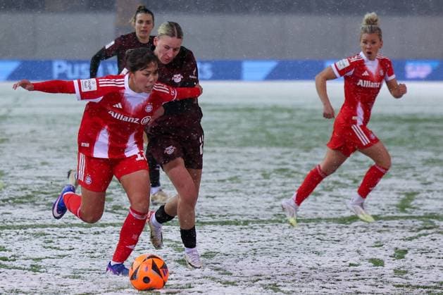 Momoko Tanikawa 18 FC Bayern Muenchen Women in action, with Marlene Mueller 27 RB Leipzig Women , right Linda Dallmann 10 FC Bayern Muenchen Women , FC Bayern Muenchen Women vs RB Leipzig Women, Football, Women, Google Pixel Bundesliga, Season 2025 2026, 15 Matchday, 25 01 2026 DFB regulations prohibit any use of photographs as image sequences and or quasi video Muenchen Bayern Germany Copyright: xkolbert-press MartinxAgüerax