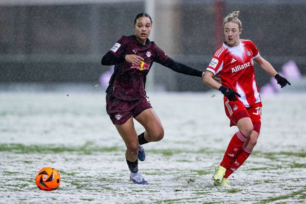 Battle for the ball duel between Lisa Baum RB Leipzig, 11 and Carolin Simon FC Bayern Muenchen Frauen, 30 GER, FC Bayern Muenchen Frauen vs RB Leipzig, Football, Google Pixel Womens Bundesliga, Matchday 15, Season 2025 2026, 25 01 2026 DFL DFB REGULATIONS PROHIBIT ANY USE OF PHOTOGRAPHS as IMAGE SEQUENCES and or QUASI VIDEO GER, FC Bayern Muenchen Frauen vs RB Leipzig, Football, Google Pixel Frauen Bundesliga, 15 Spieltag, Saison 2025 2026, 25 01 2026 Muenchen Copyright: xEibner-Pressefoto HeikexFeinerx EP_HFR