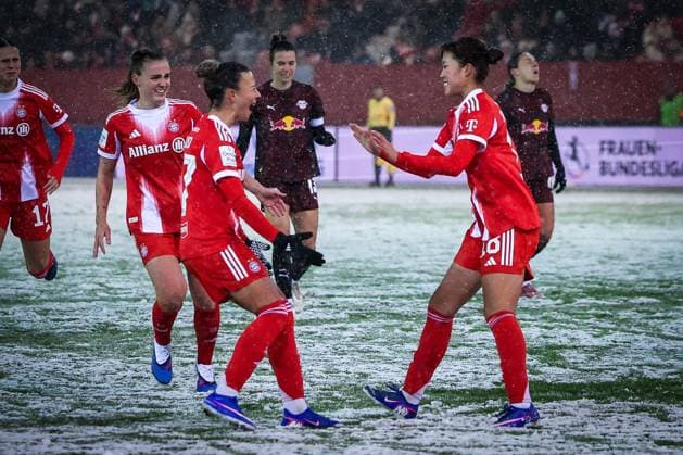 Arianna Caruso 27 FC Bayern Muenchen Women and Momoko Tanikawa 18 FC Bayern Muenchen Women after the 1-0 penalty, with Georgia Stanway 31 FC Bayern Muenchen Women and Klara Buehl 17 FC Bayern Muenchen Women , FC Bayern Muenchen Women vs RB Leipzig Women, Football, Women, Google Pixel Bundesliga, Season 2025 2026, 15 Matchday, 25 01 2026 DFB regulations prohibit any use of photographs as image sequences and or quasi video Muenchen Bayern Germany Copyright: xkolbert-press MartinxAgüerax