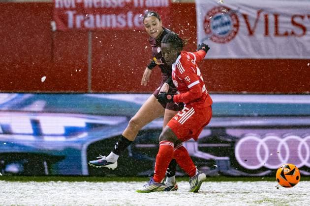 Battle for the ball duel between Lisa Baum RB Leipzig, 11 and Bernadette Amani FC Bayern Muenchen Frauen, 15 GER, FC Bayern Muenchen Frauen vs RB Leipzig, Soccer, Google Pixel Women Bundesliga, 15 Matchday, Season 2025 2026, 25 01 2026 DFL DFB REGULATIONS PROHIBIT ANY USE OF PHOTOGRAPHS as IMAGE SEQUENCES and or QUASI VIDEO GER, FC Bayern Muenchen Frauen vs RB Leipzig, Football, Google Pixel Frauen Bundesliga, 15 Spieltag, Saison 2025 2026, 25 01 2026 Muenchen Copyright: xEibner-Pressefoto HeikexFeinerx EP_HFR