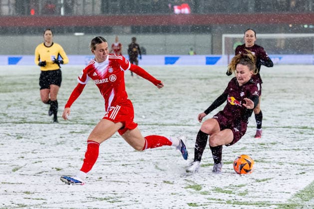 Fight for the ball duel between Klara Buehl FC Bayern Muenchen Frauen, 17 and Annabel Schasching RB Leipzig, 16 GER, FC Bayern Muenchen Frauen vs RB Leipzig, Soccer, Google Pixel Women Bundesliga, Matchday 15, Season 2025 2026, 25 01 2026 DFL DFB REGULATIONS PROHIBIT ANY USE OF PHOTOGRAPHS as IMAGE SEQUENCES and or QUASI VIDEO GER, FC Bayern Muenchen Frauen vs RB Leipzig, Football, Google Pixel Frauen Bundesliga, 15 Spieltag, Saison 2025 2026, 25 01 2026 Muenchen Copyright: xEibner-Pressefoto HeikexFeinerx EP_HFR