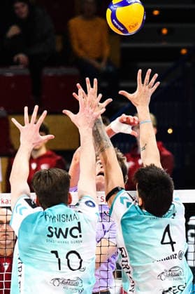 Hannes Ulrich Röhrs VCO Berlin, 6 center, smashes the ball against the block of Petteri Samuli Tyynismaa Powervolleys Düren, 10 and Gregor Pernus Powervolleys Düren, 4 , Action, Action, Game scene, 25 01 2026, Düren Germany , Volleyball, 1 Bundesliga Men, SWD Powervolleys Düren VCO Berlin xmhx