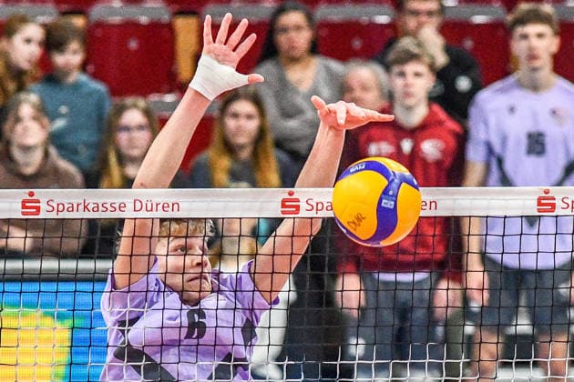 Hannes Ulrich Röhrs VCO Berlin, 6 puts the ball over the net, , 25 01 2026, Düren Germany , Volleyball, 1 Bundesliga Männer, SWD Powervolleys Düren VCO Berlin xmhx