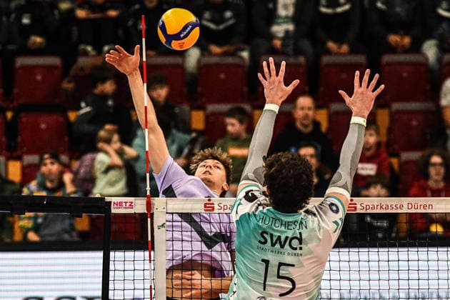 v li Julian Lenz VCO Berlin, 17 , Zachary Peter Hutcheson Powervolleys Düren, 15 at the net in duel, duel, tackle, dynamics, action,, 25 01 2026, Düren Germany , Volleyball, 1 Bundesliga Men, SWD Powervolleys Düren VCO Berlin xmhx
