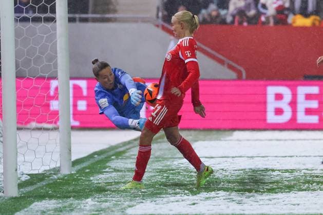 Elvira Herzog 1 RB Leipzig Frauen can still intervene courageously against Pernille Harder 21 FC Bayern Muenchen Frauen, but is then powerless against the follow-up shot by Jovana Damnjanovic 9 FC Bayern Muenchen Frauen , not in the picture, the 3 0 then falls, Action, FC Bayern Muenchen Women vs RB Leipzig Women, Football, Women, Google Pixel Bundesliga, Season 2025 2026, 15 Matchday, 25 01 2026 DFB regulations prohibit any use of photographs as image sequences and or quasi video Muenchen Bayern Germany Copyright: xkolbert-press MartinxAgüerax