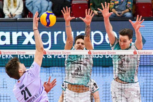 from left Tristan Hans Mohr VCO Berlin, 21 smashes the ball against the Düren block, action, action, game scene, 25 01 2026, Düren Germany , Volleyball, 1 Bundesliga Men, SWD Powervolleys Düren VCO Berlin xmhx
