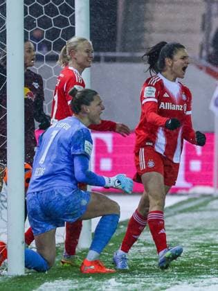 Exuberant joy at Jovana Damnjanovic 9 FC Bayern Muenchen Frauen after her goal for 3 0, clenches her fists, Pernille Harder 21 FC Bayern Muenchen Frauen is happy with her, disappointment, frustration at Elvira Herzog 1 RB Leipzig Frauen , FC Bayern Muenchen Frauen vs RB Leipzig Frauen, Football, Women, Google Pixel Bundesliga, Season 2025 2026, 15 Matchday, 25 01 2026 DFB regulations prohibit any use of photographs as image sequences and or quasi video Muenchen Bayern Germany Copyright: xkolbert-press MartinxAgüerax