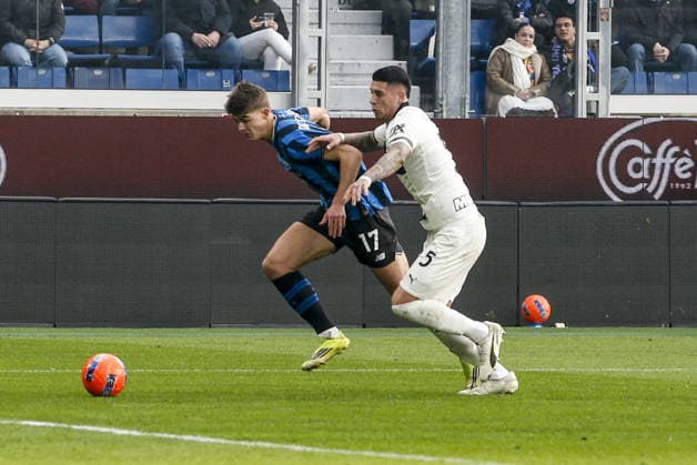 CALCIO - Serie A - Atalanta BC vs Parma Calcio Charles De Ketelaere of Atalanta BC. competes for the ball with Lautaro Valenti of Parma AC during Atalanta BC vs Parma Calcio, 22Â° Serie A Enilive 2025-26 game at New Balance arena in Bergamo (BG), Italy, on January 25, 2026. Bergamo Italy  Copyright: xIPAxSport ABACAx