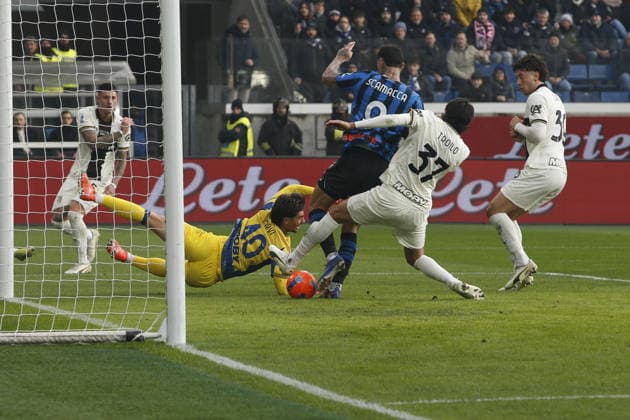 CALCIO - Serie A - Atalanta BC vs Parma Calcio Mariano Troilo of Parma AC competes for the ball with Gianluca Scamacca of Atalanta BC. during Atalanta BC vs Parma Calcio, 22Â° Serie A Enilive 2025-26 game at New Balance arena in Bergamo (BG), Italy, on January 25, 2026. Bergamo Italy  Copyright: xIPAxSport ABACAx
