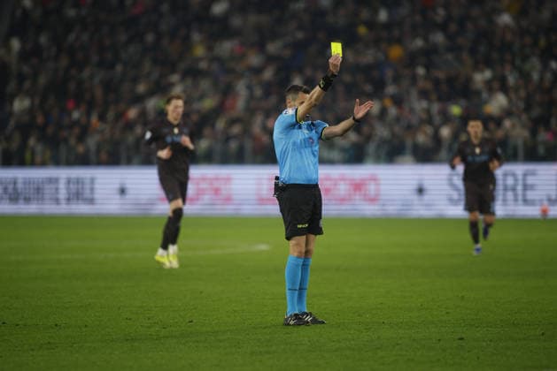 CALCIO - Serie A - Juventus FC vs SSC Napoli Referee showing a yellow card to Kenan Yildiz of Juventus FC during the Italian Serie A, 2025 2026 season football match between Juventus FC and SSC Napoli on 25 January 2026 at Allianz Stadium,Turin, Italy. Photo Nderim KACELI Turin Italy  Copyright: xIPAxSport ABACAx