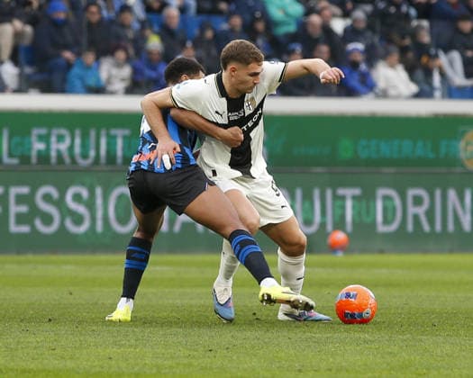 Isak Hien of Atalanta BC battle for the ball with Matteo Pellegrino of Parma AC during Atalanta BC vs Parma Calcio, 22Â° Serie A Enilive 2025-26 game at New Balance arena in Bergamo (BG), Italy, on January 25, 2026.  Copyright: xDavidexCasentini IPAxSportx xipa-agency.netx xx IPA_70567449 IPA_Agency_IPA70567449