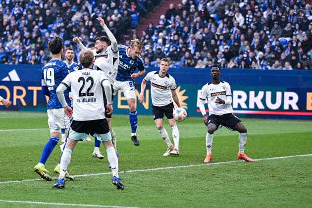 25 01 2026, Soccer, 2 Bundesliga, Season 2025 2026, Matchday 19, FC Schalke 04 1 FC Kaiserslautern, Goal chance Timo Becker FC Schalke 04 by header, xRHR PHOTO YYx Copyright: KROEGER RHR-FOTOx RHR-FOTO YY