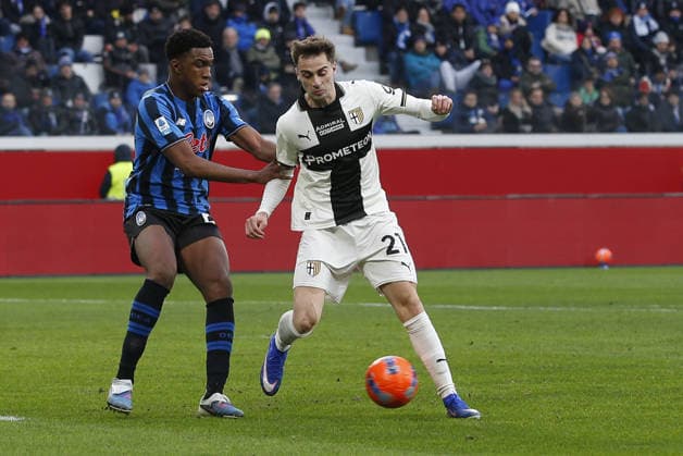 Gaetano Oristanio of Parma AC battle for the ball with Honest Ahanor of Atalanta BC during Atalanta BC vs Parma Calcio, 22Â° Serie A Enilive 2025-26 game at New Balance arena in Bergamo (BG), Italy, on January 25, 2026.  Copyright: xDavidexCasentini IPAxSportx xipa-agency.netx xx IPA_70567445 IPA_Agency_IPA70567445