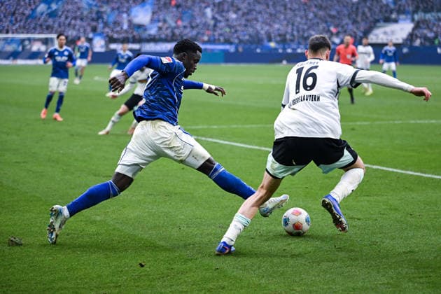 25 01 2026, Football, 2 Bundesliga, Season 2025 2026, Matchday 19, FC Schalke 04 1 FC Kaiserslautern, Christian Gomis FC Schalke 04 , Atanas Chernev 1 FC Kaiserslautern , xRHR PHOTO YYx Copyright: KROEGER RHR-FOTOx RHR-FOTO YY