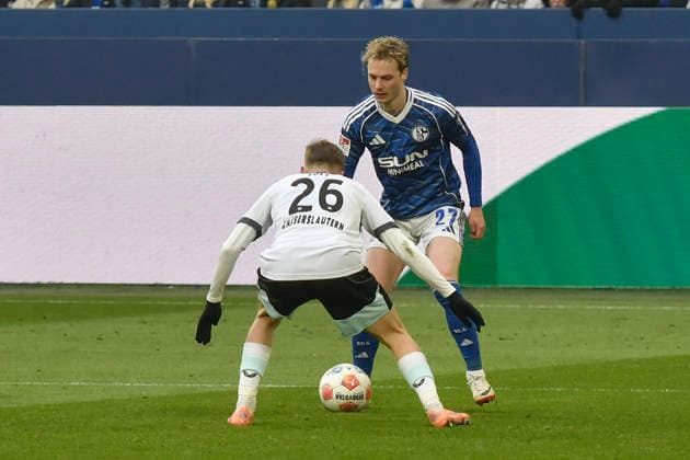 from left in duel Paul Joly Kaiserslautern 26 Finn Porath Schalke 27 25 01 2026 Soccer FC Schalke 04 vs 1 FC Kaiserslautern, Veltins Arena, Gelsenkirchen, DFB DFL REGULATIONS PROHIBIT ANY USE OF PHOTOGRAPHS AS IMAGE SEQUENCES AND OR QUASI VIDEO Copyright: xpepphotox xSaschaxWeizx pep00321, pep_20260125_hm_261763