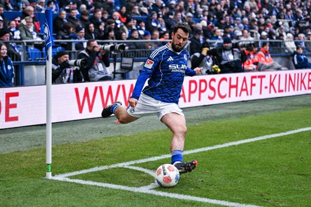 25.01.2026, Fussball, 2. Bundesliga, Saison 2025 2026, 19. Spieltag, FC Schalke 04 - 1. FC Kaiserslautern, Amin Younes (FC Schalke 04) schießt die Ecke, xRHR-FOTO YYx *** 25 01 2026, Football, 2 Bundesliga, Season 2025 2026, Matchday 19, FC Schalke 04 1 FC Kaiserslautern, Amin Younes FC Schalke 04 shoots the corner, xRHR PHOTO YYx Copyright: KROEGER RHR-FOTOx RHR-FOTO YY