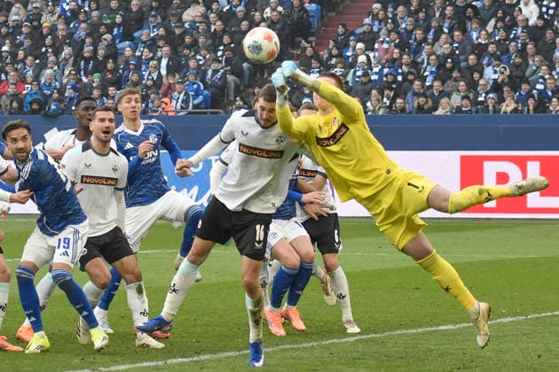 Julian Krahl Kaiserslautern 1 thwarts Schalkes goal chance 25 01 2026 Football FC Schalke 04 vs 1 FC Kaiserslautern, Veltins Arena, Gelsenkirchen, DFB DFL REGULATIONS PROHIBIT ANY USE OF PHOTOGRAPHS AS IMAGE SEQUENCES AND OR QUASI VIDEO Copyright: xpepphotox xSaschaxWeizx pep00321, pep_20260125_hm_261784