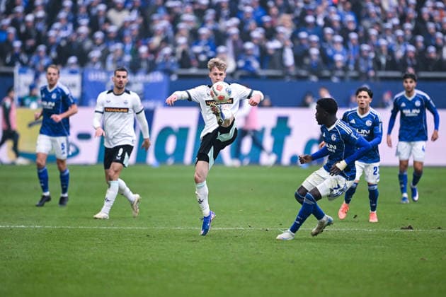25 01 2026, Football, 2 Bundesliga, Season 2025 2026, Matchday 19, FC Schalke 04 1 FC Kaiserslautern, Naatan Skyttä 1 FC Kaiserslautern , Christian Gomis FC Schalke 04 xRHR PHOTO YYx Copyright: KROEGER RHR-FOTOx RHR-FOTO YY