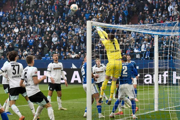 Julian Krahl Kaiserslautern 1 thwarts scoring chance Schalke 25 01 2026 Soccer FC Schalke 04 vs 1 FC Kaiserslautern, Veltins Arena, Gelsenkirchen, DFB DFL REGULATIONS PROHIBIT ANY USE OF PHOTOGRAPHS AS IMAGE SEQUENCES AND OR QUASI VIDEO Copyright: xpepphotox xSaschaxWeizx pep00321, pep_20260125_hm_261914