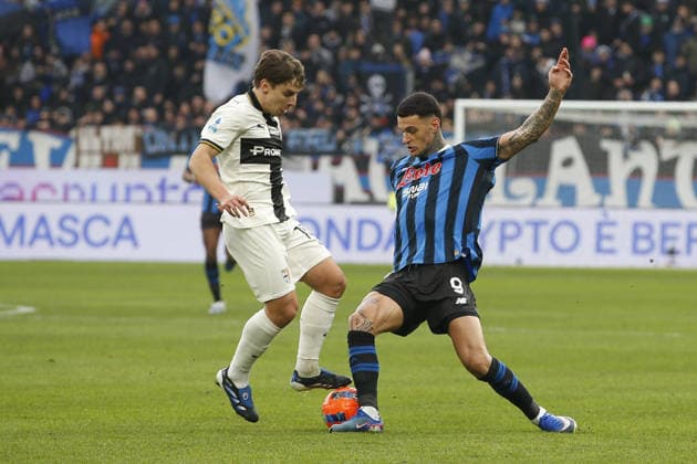 Gianluca Scamacca of Atalanta BC. battle for the ball with Adrian Bernabe of Parma AC during Atalanta BC vs Parma Calcio, 22Â° Serie A Enilive 2025-26 game at New Balance arena in Bergamo (BG), Italy, on January 25, 2026.  Copyright: xDavidexCasentini IPAxSportx xipa-agency.netx xx IPA_70567499 IPA_Agency_IPA70567499