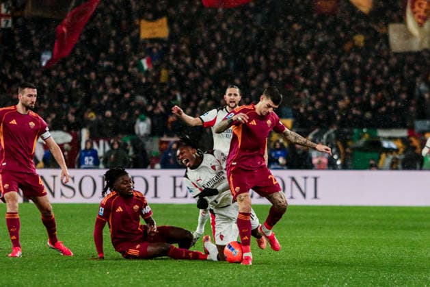 Rafael Leao of AC Milan and Gianluca Mancini of AS Roma during AS Roma vs AC Milan, Italian soccer Serie A match in Rome, Italy, January 25 2026  Copyright: xRaffaelexConti IPAxSportx xipa-agency.netx xx IPA_70568774 IPA_Agency_IPA70568774