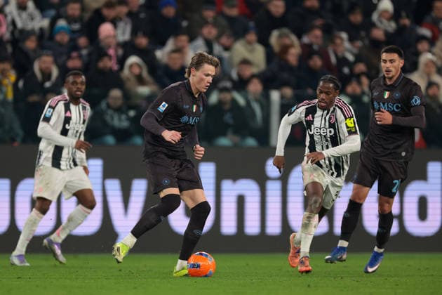 Turin, Italy, 25th January 2026. Pierre Kalulu of Juventus and Eljif Elmas of SSC Napoli look on as Scott McTominay of SSC Napoli is pursued by Jonathan David of Juventus during the Juventus vs Napoli Serie A match at Allianz Stadium, Turin. Picture credit should read: Jonathan Moscrop Sportimage EDITORIAL USE ONLY. No use with unauthorised audio, video, data, fixture lists, club league logos or live services. Online in-match use limited to 120 images, no video emulation. No use in betting, games or single club league player publications. SPI_137_JM_JUVE_NAPOLI_ SPI-4417-0137