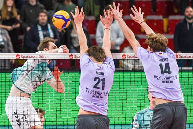 from left Sjors Tijhuis Powervolleys Düren, 5 smashes the ball against the block of Tristan Hans Mohr VCO Berlin, 21 and Joshua Huber VCO Berlin, 14 , Action, Action, Game scene, , 25 01 2026, Düren Germany , Volleyball, 1 Bundesliga Men, SWD Powervolleys Düren VCO Berlin xmhx