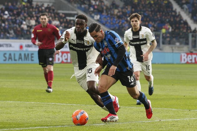 CALCIO - Serie A - Atalanta BC vs Parma Calcio Giacomo raspadori of Atalanta BC competes for the ball with Mandela Keita of Parma AC during Atalanta BC vs Parma Calcio, 22Â° Serie A Enilive 2025-26 game at New Balance arena in Bergamo (BG), Italy, on January 25, 2026. Bergamo Italy  Copyright: xIPAxSport ABACAx